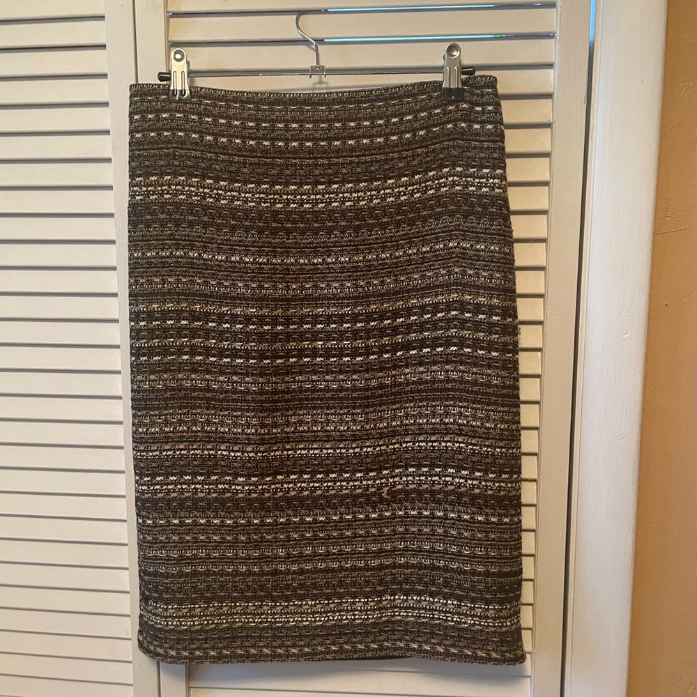 St. John Tweed Pencil Skirt👌A CLASSIC Beauty!  The skirk is 23 inches 94% silk